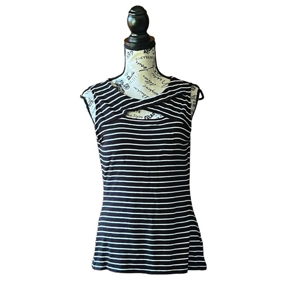 Vince Camuto, women’s black and white stripe keyhole pull over sleeveless top M - Picture 1 of 8